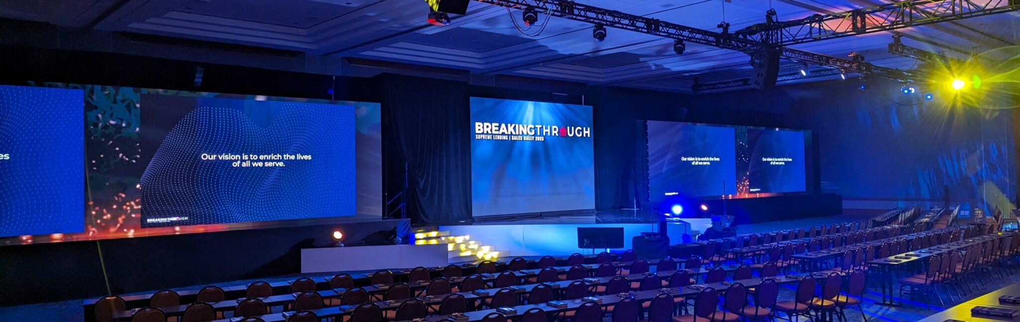 Using Triangular Stage Thrusts for Corporate Events • In Depth Events